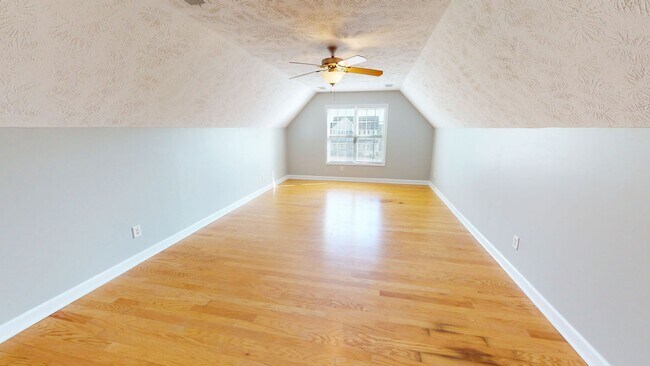 Building Photo - Open Floor Plan with Fenced Back Yard in L...