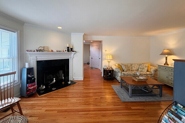 Building Photo - 391 S Pine Creek Rd