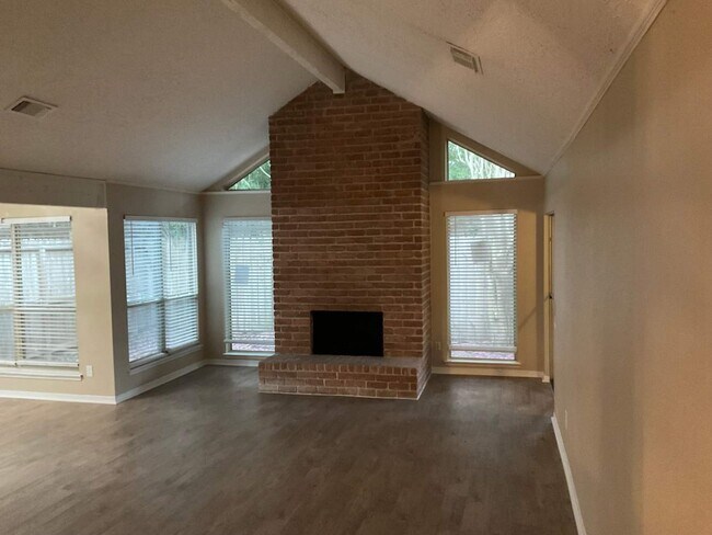 Building Photo - 2227 Briarwest Blvd