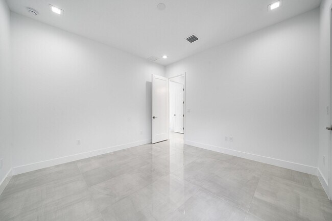 Building Photo - 8561 Crystal Downs Ave