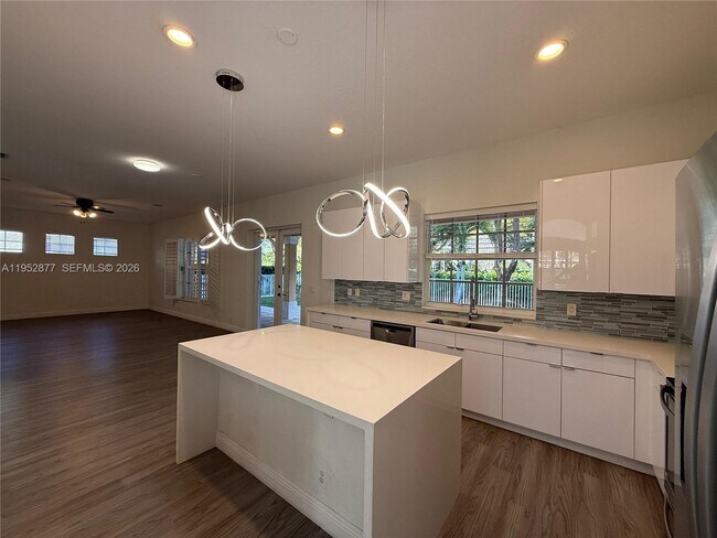 Building Photo - 1971 Harbor View Cir