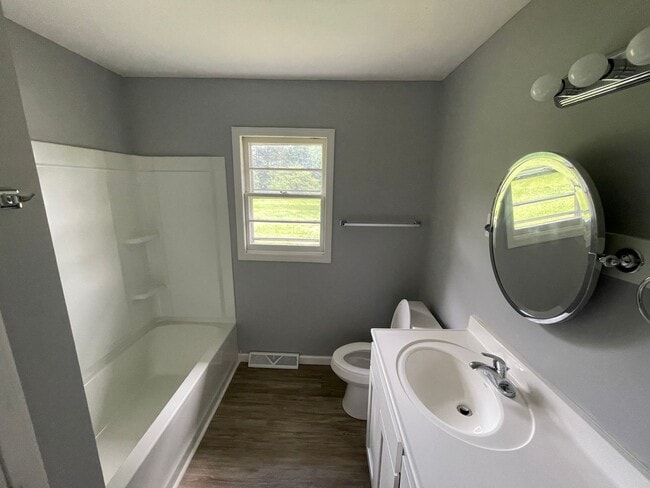 Building Photo - 4 bedroom 2 bathroom house close to downtown Gibsonville!