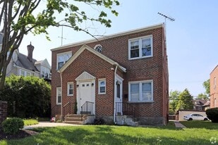 Building Photo - The Oaks Apartments