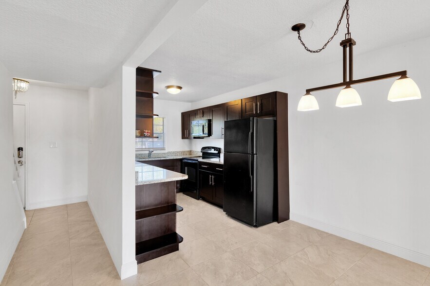 Building Photo - 3743 Pompano Dr SE