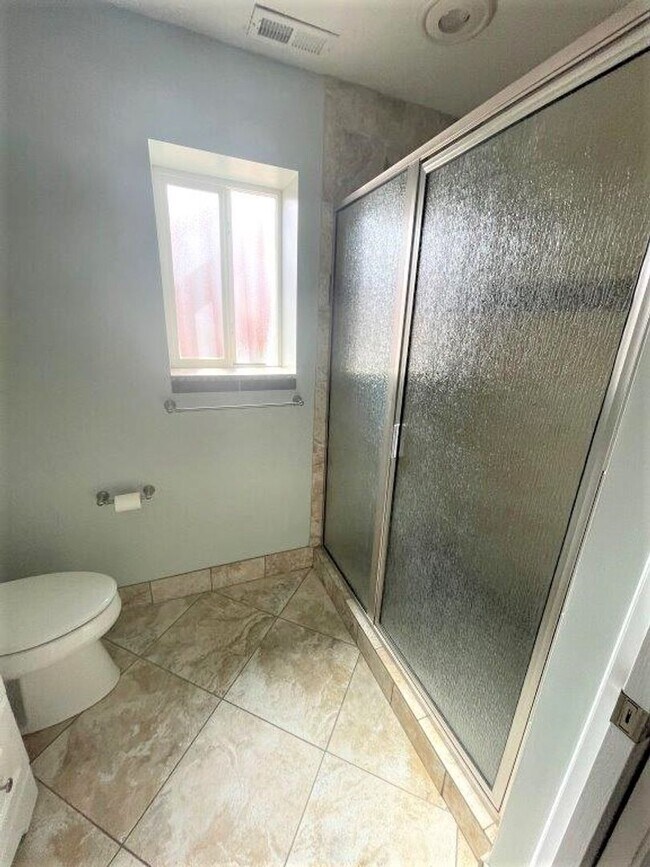 Building Photo - Move-In Ready 5-Bed with Garage, Yard & Up...