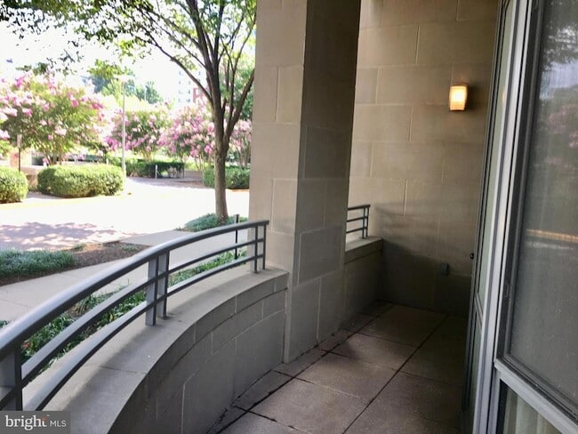 Building Photo - 8220 Crestwood Heights Dr