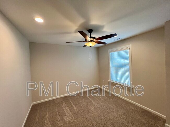 Building Photo - 1135 Overlake Dr