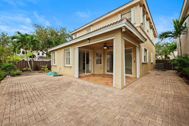 Building Photo - Spacious Waterfront 3-bedroom 3-bath Singl...