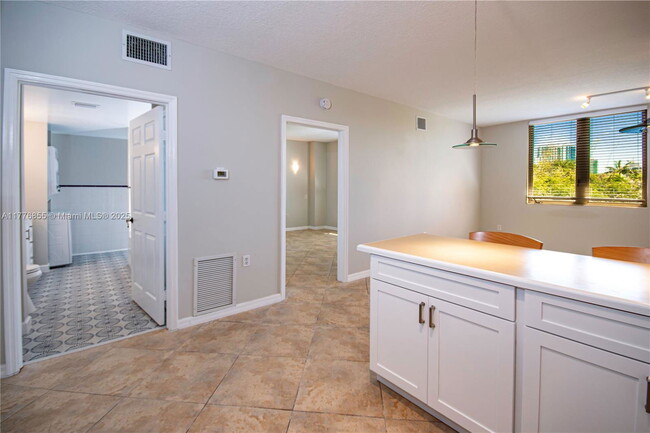 Building Photo - 2630 SW 28th St