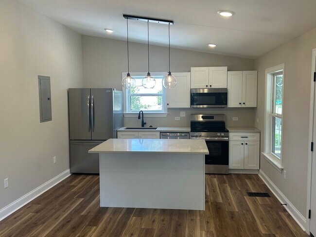 Building Photo - Fully Remodeled One Bed/One Bath Cottage