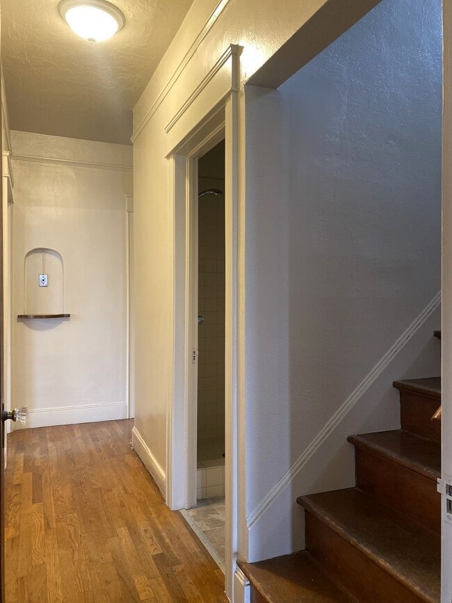 Building Photo - Available Now! Charming 3-bdrm./1.5-bath, ...