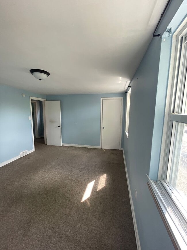 Building Photo - 2 bed 1.5 bath home in Pittsburgh Pa!