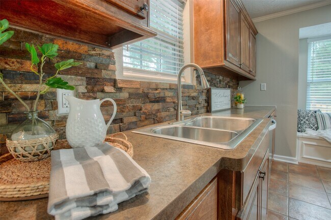 Building Photo - 6016 Teas Nursery Rd