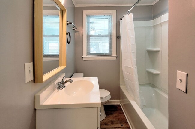 Building Photo - 3 Bedroom Home On Holland's North Side