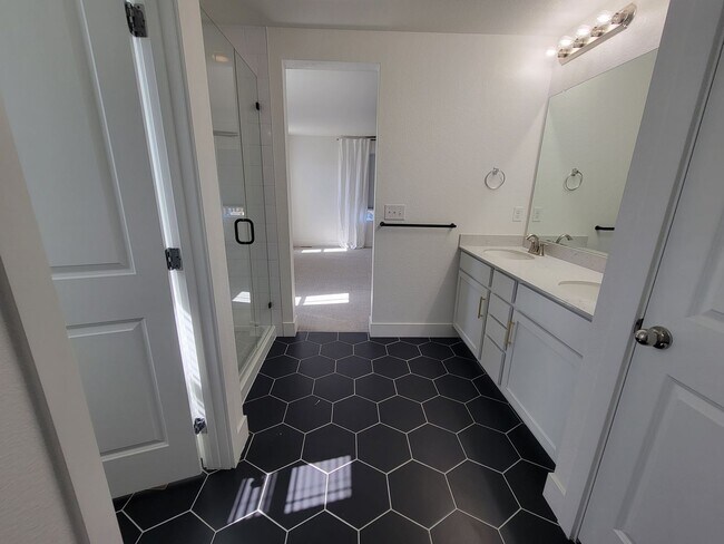 Building Photo - Stunning and spacious 4.5 bedroom, 3 bathroom home located in Morgan Hill