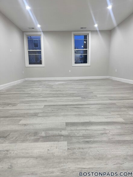 Building Photo - 55 Burrell St