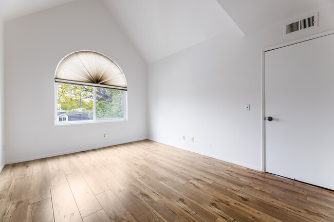 Building Photo - 4744 Ben Ave