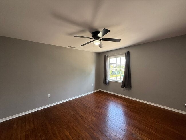 Building Photo - 18 N Zetterower Ave