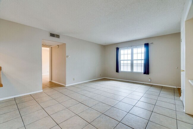 Building Photo - K2017 - Pointe #48