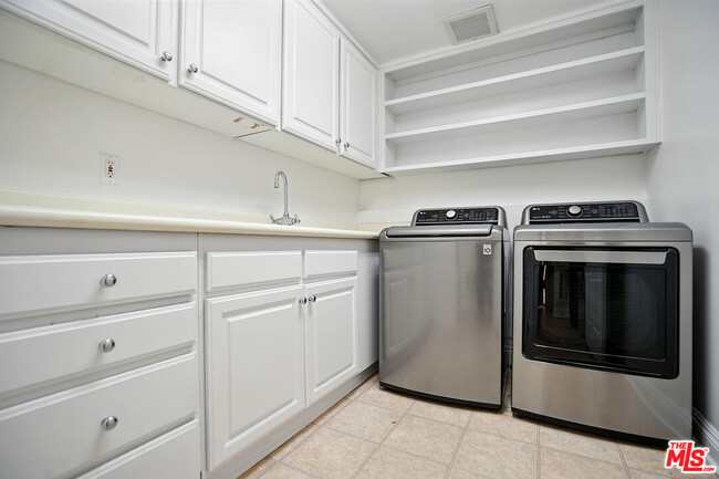 Building Photo - 6440 Lunita Rd