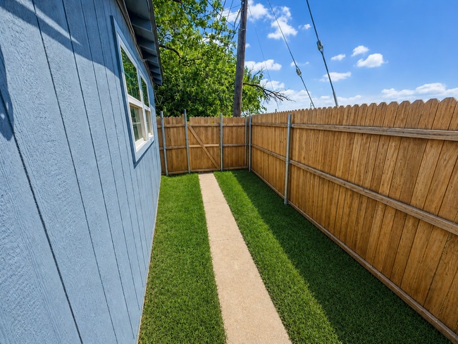 Building Photo - 3/2 Bungalo-style off Birchman