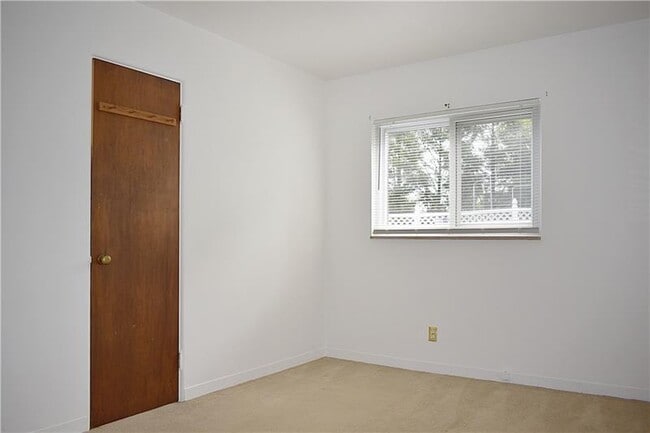 Building Photo - 100 Primrose Ave