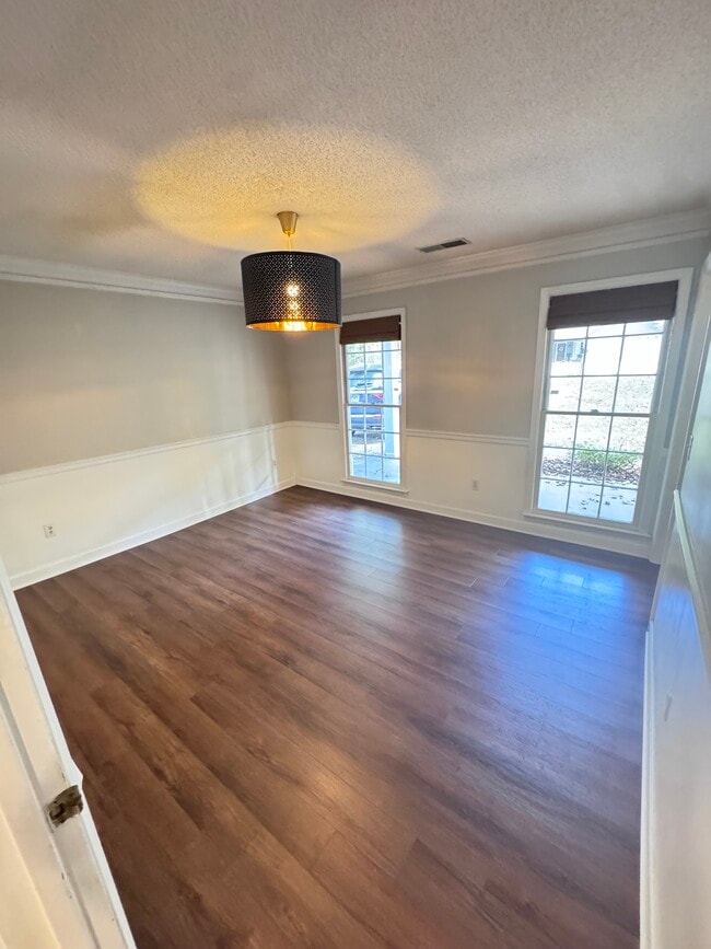 Building Photo - 1884 Dovonshire Rd S W