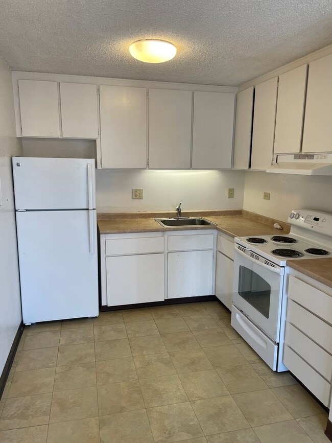 Building Photo - Rainbow Place - Moiliili - 1 Bdrm/1 Bath/1...