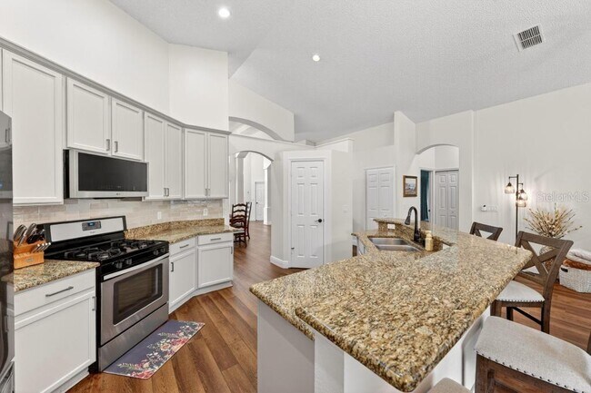 Building Photo - 5477 Glen Oak Pl