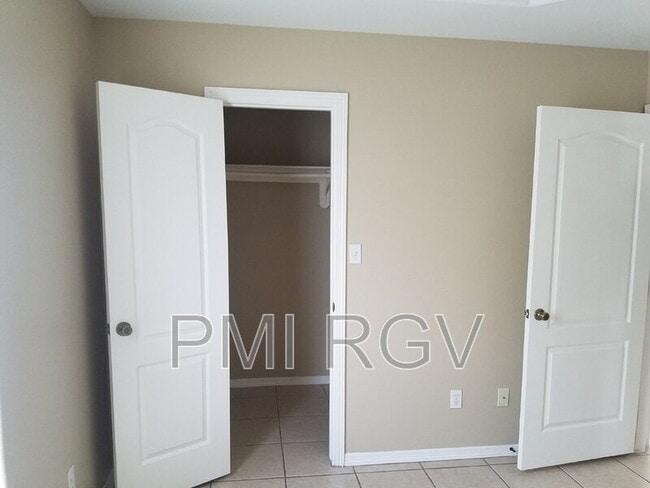 Building Photo - 8314 N Val Verde Rd