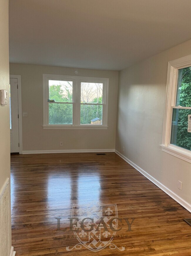 Building Photo - 2316 Woodridge Dr
