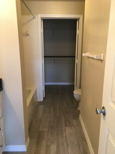 Building Photo - 501 Knights Run Ave