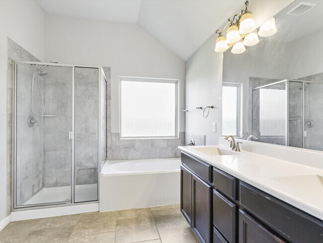 Primary bathroom, Shower, tub and vanity. - 836 Caliente Pass