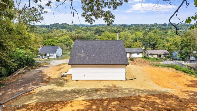Building Photo - 3900 Lilac Ave