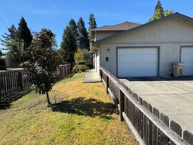 Building Photo - 323-325 SE K