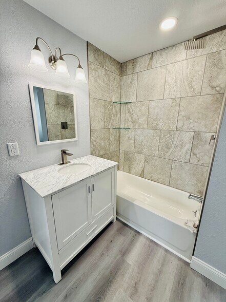 Building Photo - 1713 Maple St