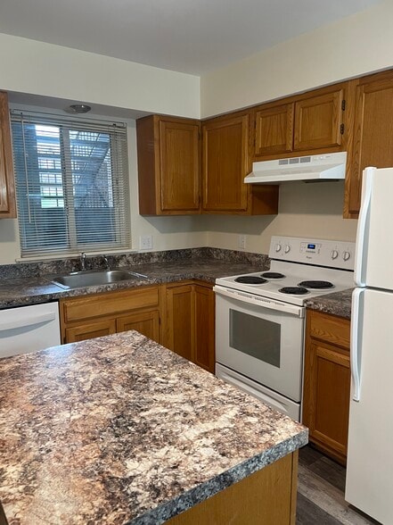 Building Photo - Hickory Hills Apartments