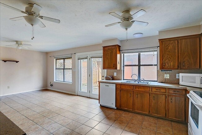 Building Photo - 14 Shore Dr