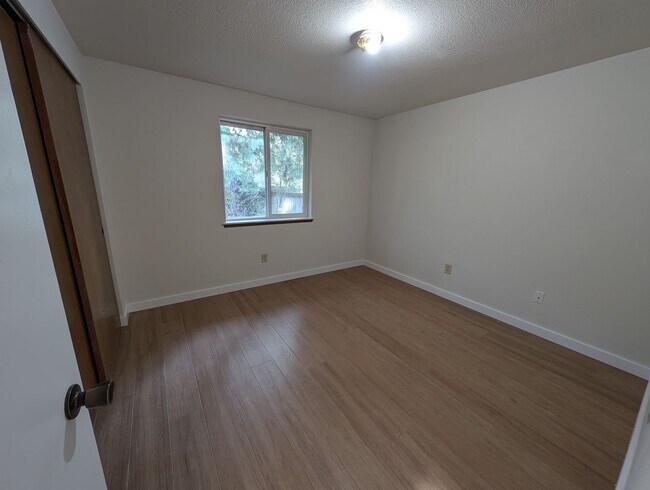 Building Photo - Manchester 3 Bedroom. Available NOW!!