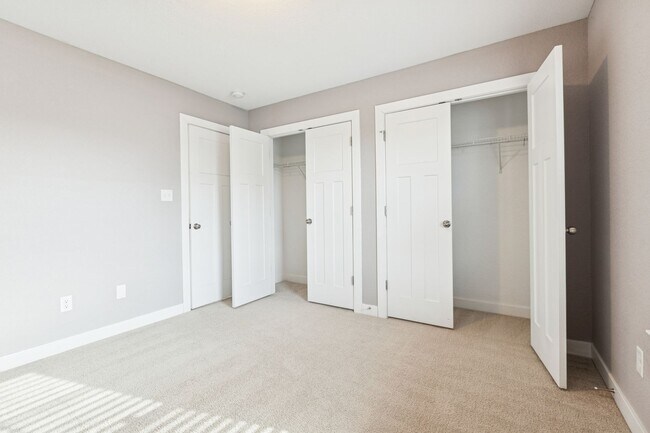 Building Photo - 4 bed/2.5 bath Ready Now- Norfolk