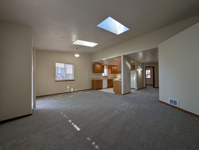 Building Photo - Spacious 2-Bedroom, 2-Bath Duplex In The River Rd Area!