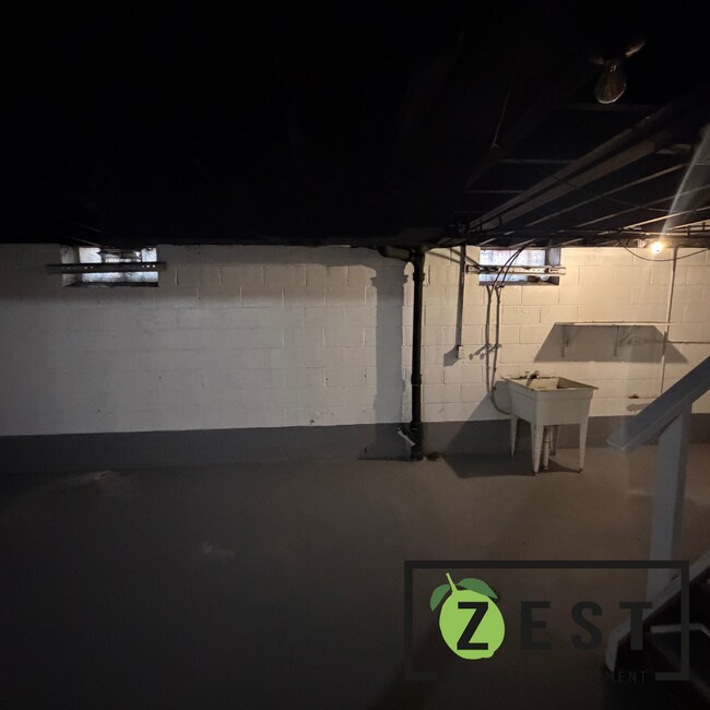 Building Photo - Amazing 3bed 1Bed- $1200