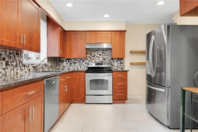 Building Photo - 41 Elmway St