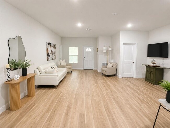 Building Photo - 801 Jarnac Dr