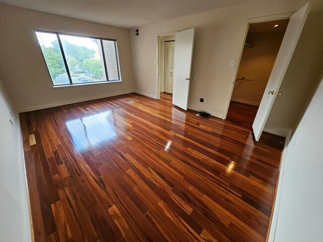 Building Photo - 11305 Commonwealth Dr