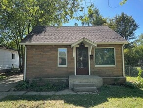 Building Photo - Renovated 2 bedroom / 1 bath house with 2 car garage