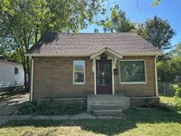 Building Photo - Renovated 2 bedroom / 1 bath house with 2 car garage