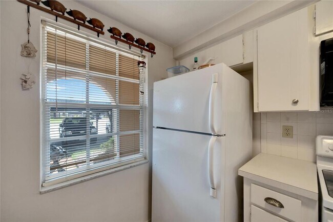 Building Photo - 4112 Hampton Dr