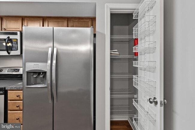 Building Photo - 1900 Lennox Dr