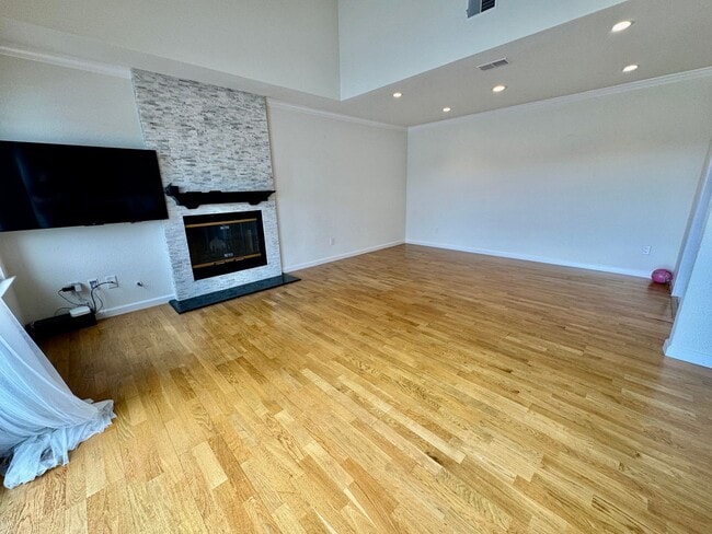 Building Photo - Stylish 3Bed/2.5Ba Daly City Home with Mod...